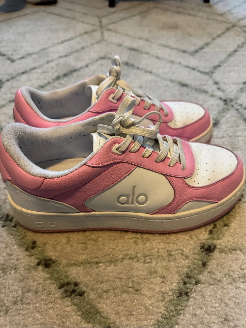 Alo Yoga - Recovery Mode Sneakers in Pink/White size 9